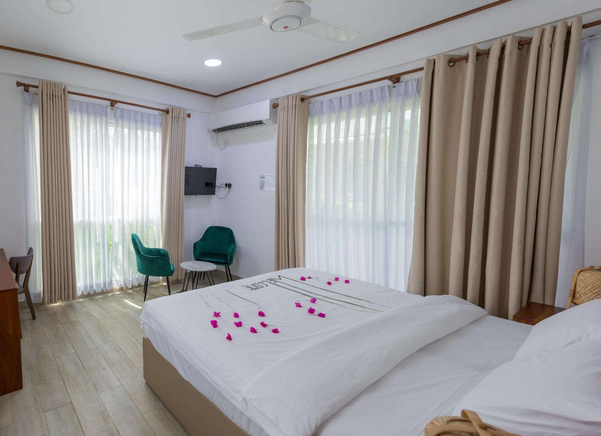 Отель Nihaali Maldives Кударикилу Экстерьер фото